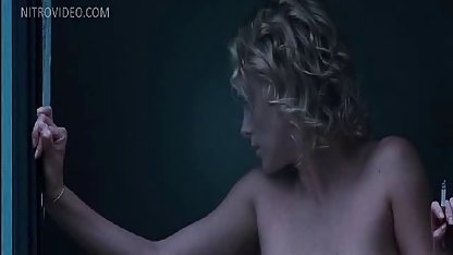 Fata de pe o plajă nudistă demonstrează păsărică futai de amatori chel