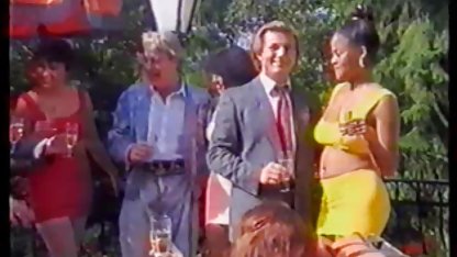Două lesbiene cu lesbiene amatoare părul negru sunt bine versate în mângâieri plăcute