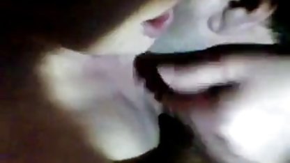Fată slabă, trupească, mângâindu-și pizda cu un sex xxx amatori dildo mare