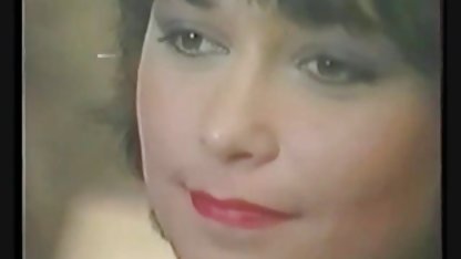 Fata în chiloți roz face o muie amatoare goale de neuitat în baie
