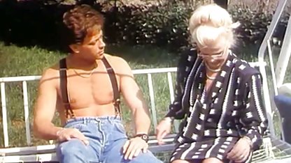 Curva strălucită suge hrean amatoare de sex și bea pisică