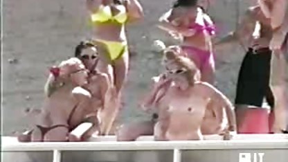 Colega de cameră blondă fierbinte se agață de fundul sexi amatori strâns