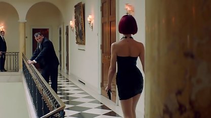 Superba madame agită siliconul în sex in grup amatori timp ce stătea pe o pula