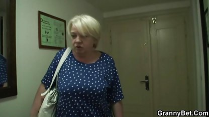 Mulata în romance amatoare xxx vârstă de 18 ani a fost futută de o tipă cu burtă