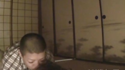Tânăra care pozează pentru aparatul de fotografiat sex amatori în lenjerie