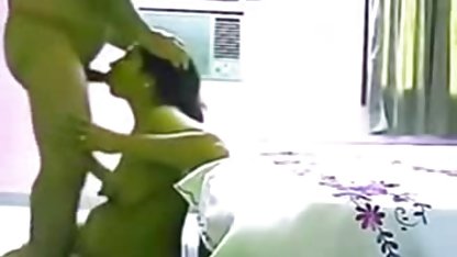 Frumusețea în tocuri se joacă cu amatori sex video un vibrator și un membru al unui iubit