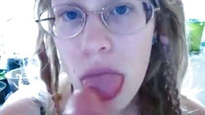 O curvă amuzantă înghite profund un amatori film penis și dă un zâmbet unui bărbat